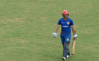 আবারও আউট, দেখেনিন সর্বশেষ স্কোর
