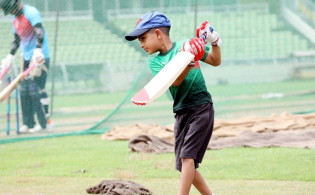 বামহাতি বনাম ডানহাতি জমবে খেলা