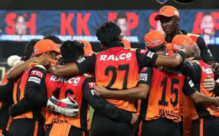 চরম দু:সংবাদ: আইপিএলে নেমে এলো শোকের কালো ছায়া মারা গেলেন