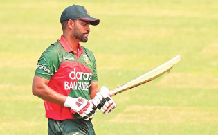 দেড়ঘন্টার পথ প্রায় ১২ ঘন্টায় পাড়ি দিয়ে নেপাল যাচ্ছেন তামিম