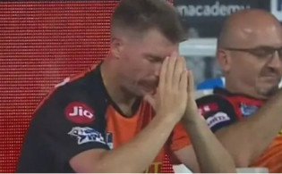 তরুণদের সুযোগ দেওয়ার নাম করে ওয়ার্নার ইস্যু এড়িয়ে গেলেন কোচ
