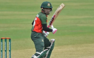 ব্যাটিং ঝড় তুলে হাফসেঞ্চুরি করলেন মুশফিকুর রহিম