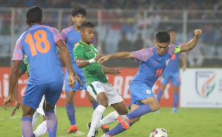 ১০ জনকে নিয়ে মাঠে নেমেও ভারতকে দেখিয়ে বাংলাদেশ