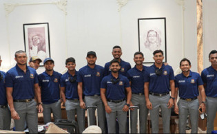নাটকীয়তার পর ওমানে পৌঁছাল টাইগাররা
