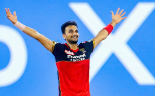 ১ ম্যাচেই আইপিএলের ১৪ বছেরর ইতিহাস পাল্টে দিলেন হার্শাল প্যাটেল, করলেন ৩টি সর্বকালীন রেকর্ড