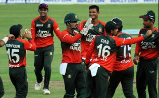 আর মাত্র কয়েক মিনিট পরেই মাঠে নামছে টাইগাররা