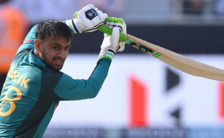 ক্রিকেট বিশ্বে তোলপাড় : এশিয়ার প্রথম ক্রিকেটার হয়ে যে রেকর্ড গড়লেন শোয়েব মালিক