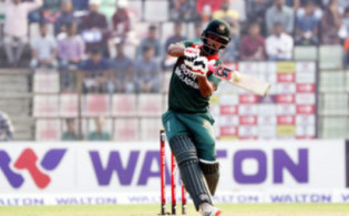 অধরা সেঞ্চুরি এলো তামিমের ব্যাটে