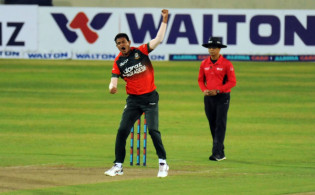 একের পর এক উইকেট তুলে নিচ্ছে টাইগাররা, দেখেনিন সর্বশেষ স্কোর