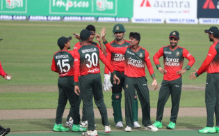 টাইগারদের বোলিং তোপে দিশেহারা শ্রীলঙ্কা, দেখেনিন সর্বশেষ স্কোর
