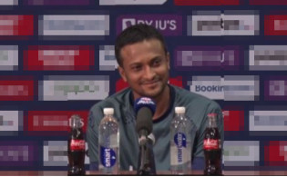 হাসির ছলে সাংবাদিকদের কড়া জবাব দিলেন সাকিব