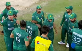 পরপর ৩ উইকেট তুলে নিলো পাকিস্থান, দেখেনিন সর্বশেষ স্কোর