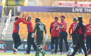 ব্যাটসম্যানদের ব্যর্থতায় ইংল্যান্ডকে একেবারেই অল্প রানের টার্গেট দিলো বাংলাদেশ
