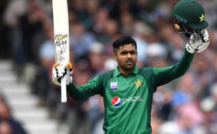 টি-২০ বিশ্বকাপ চলার মধ্যেই পাকিস্তানের অধিনায়কের বিরুদ্ধে গুরুতর অভিযোগ