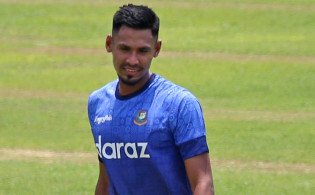 হঠাৎ করেই মুস্তাফিজকে প্রশংসায় ভাসিয়ে যা বললেন নাসের
