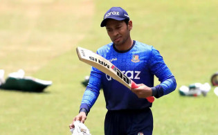 আসিফ আলীর সিএ ব্যাটটি নিয়ে শ্যাডো শট খেললেন মুশফিক