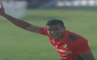 প্রথম ওভারেই উইকেট তুলে নিলো বাংলাদেশ
