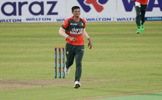 দেশে ফিরেই ৭ উইকেট নিলেন নাসুম
