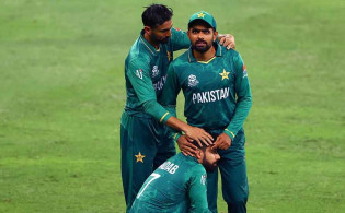 নিজেরাই নিজেদের হারিয়ে দিলেন বাবররা