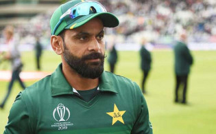 ব্রেকিং নিউজ: নিজের ১৮ বছরের ক্যারিয়ারে নিজেই দাগ লাগালেন মোহাম্মদ হাফিজ