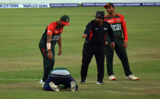 খেলার মাঝে মাঠে দর্শক, সোজা মুস্তাফিজের পায়ে