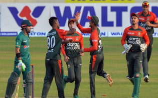 শুরুতেই উবকেট তুলে নিল মুস্তাফিজ, দেখেনিন সর্বশেষ স্কোর