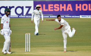 দিনের শুরুতেই তাইজুলের জোড়া আঘাত, দেখেনিন সর্বশেষ স্কোর