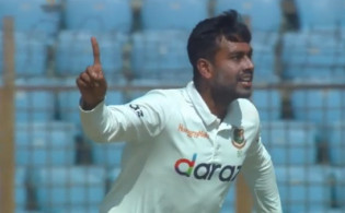 বাবরকে বোকা বানালেন মিরাজ