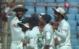 আবারও উইকেট তুলে নিলেন তাইজুল