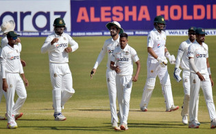 তাইজুল-মিরাজের দুর্দান্ত বোলিংয়ে যাওয়ার আসার মধ্যে বিরতিতে গেল পাকিস্তান