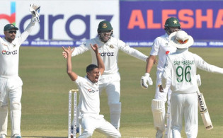 টাইগারদের বোলিং তোপে আল আউটের পথে পাকিস্তান