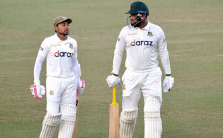 মাথায় বল লেগে মাঠের বাইরে ইয়াসির রাব্বি