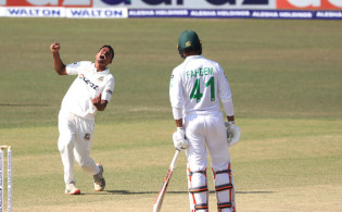 ৭ উইকেট পেয়ে যার প্রশংসা করলেন তাইজুল