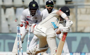 অ্যাজাজের রেকর্ডের দিনে সর্বনিম্ন রানে অলআউট হয়ে লজ্জার রেকর্ড গড়লো নিউজিল্যান্ড
