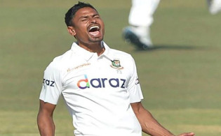 পাকিস্তানের ওপেনিং জুটি ভাঙলেন তাইজুল