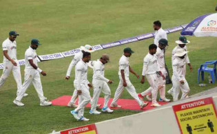 দ্বিতীয় দিনের খেলার সমাপ্তি ঘোষণা, দেখেনিন স্কোরকার্ড