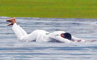 হঠাৎ করে মাঠের ভিতরে অন্যরকম আনন্দে মাতলেন সাকিব