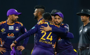 আগের রাতে চ্যাম্পিয়ন, শ্রীলঙ্কায় গিয়েই হারের মুখ