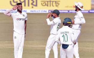 আউট, আউট, আউট, দিনের দশম বলেই আঘাত হানলেন এবাদত