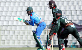 আজ মাঠে নেমে ব্যাট ও বল হাতে যেমন করলেন সাকিব