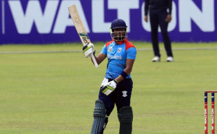 ছক্কা বৃষ্টিতে ৪টা বল হারালো এনামুল হক বিজয়