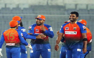 টস জিতে বোলিংয়ে খুলনা, দেখেনিন শক্তিশালী একাদশ