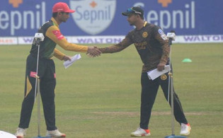 ব্যাটিংয়ে ঢাকা, একাদশে ফিরলেন মাশরাফি,দল থেকে বাদ পড়লেন যিনি
