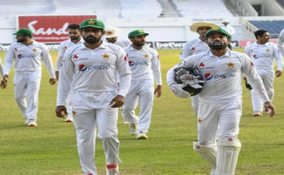 সবাইকে কান্নার সাগরে ভাসিয়ে চলে গেলেন এক ইনিংসে ৪২৮ রান করা পাকিস্তানের তারকা ক্রিকেটার