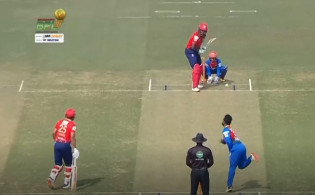 বাঁচা মরার লড়াইয়ে ব্যাটিং করছে গেইল,দেখেনিন সর্বশেষ স্কোর