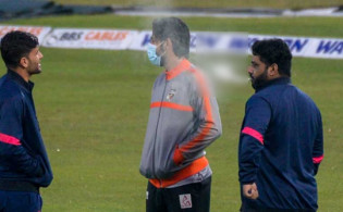 স্টেডিয়ামের ভেতর প্রকাশ্যে অবিশ্বাস্য কান্ড করে বসলেন শেহজাদ