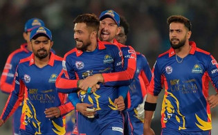 টানা কয়েকবার হারের পর হতাশায় বাবরের করাচি কিংস
