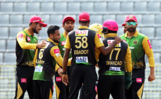 ব্যাটিংয়ে খুলনা, হারতে থাকা ঢাকার একাদশ থেকে বাদ পড়লেন ৪ ক্রিকেটার