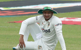 দক্ষিণ আফ্রিকায় টেস্ট সিরিজ না আইপিএল যেখানে খেলবেন সাকিব