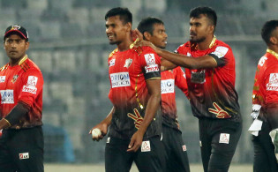 চলছে সাকিব ও মুস্তাফিজের লড়াই,দেখেনিন সেরা পাঁচ উইকেট শিকারির তালিকা